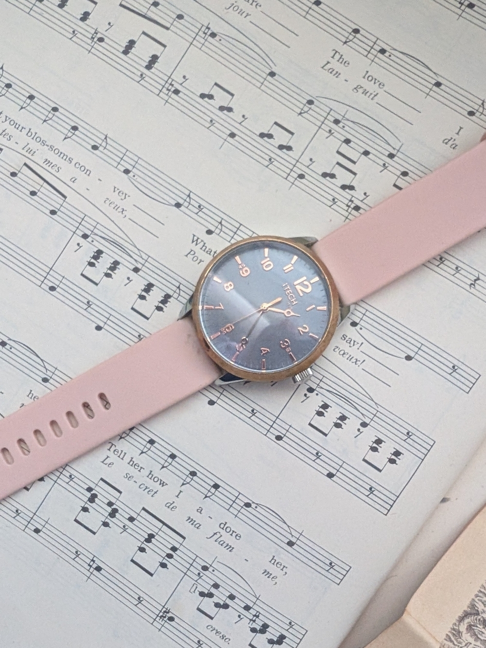 Itech Pink Silicone Strap Analog Watch with Rose Gold Dial